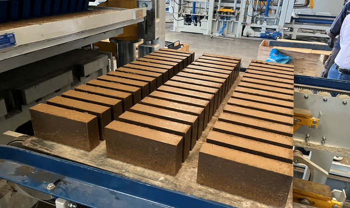 Mashine ya Kutengeneza Matofali ya Kiotomatiki ya ZN1500 Inawezesha Mteja wa Uchina Mashariki katika Utumiaji wa Rasilimali za Sludge